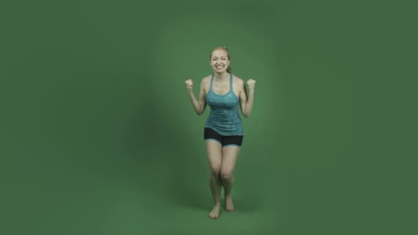 Mujer celebrando el éxito — Vídeos de Stock