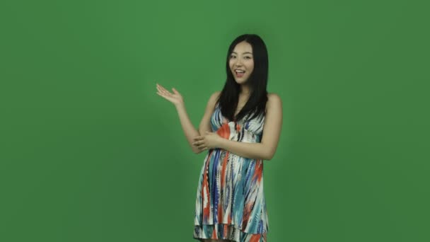 夏天穿裙子的亚洲女孩 — 图库视频影像