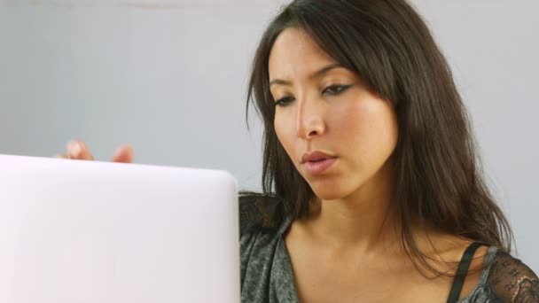 Mujer usando ordenador portátil — Vídeo de stock