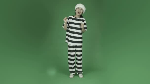 Azjatycki więzień w santa claus kapelusz — Wideo stockowe