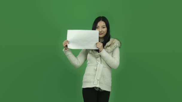 Young girl with blank sign — Stock Video