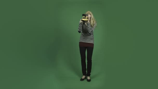 Mujer tomando fotografía en cámara polaroid — Vídeo de stock