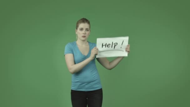 Casual κορίτσι με βοήθεια σημάδι — Αρχείο Βίντεο