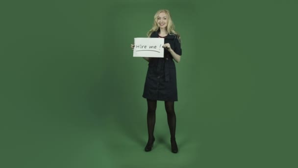 Vrouw in jurk met huren mij teken — Stockvideo