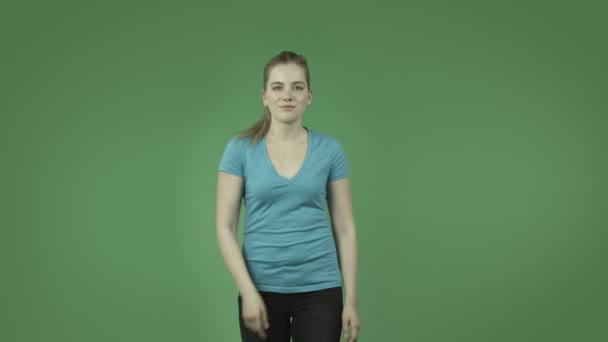 Fille tenant doigt sur les lèvres 