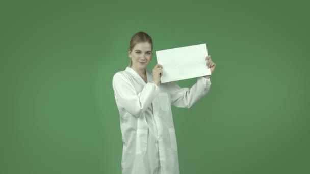 Chica feliz en bata de laboratorio con signo en blanco — Vídeo de stock