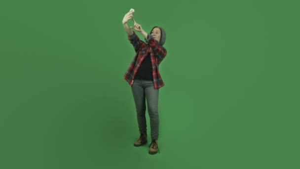 Casual girl taking a selfie — Stock Video