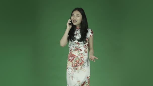 Женщина в традиционном китайском платье — стоковое видео