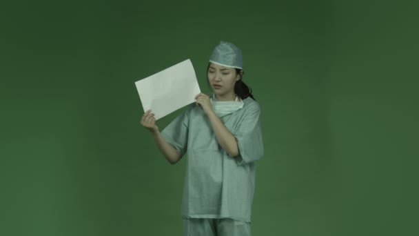 Cirujano deprimido con signo en blanco — Vídeo de stock