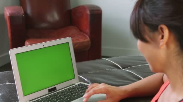 Ordenador portátil con pantalla verde — Vídeo de stock
