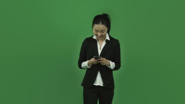 Mujer escribiendo correo electrónico en el teléfono celular — Vídeos de Stock