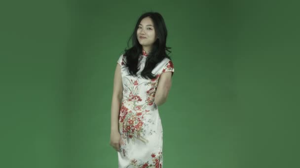Donna asiatica in abito tradizionale cinese — Video Stock