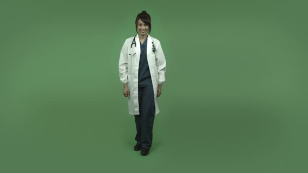 Médico femenino con pulgar hacia arriba — Vídeos de Stock