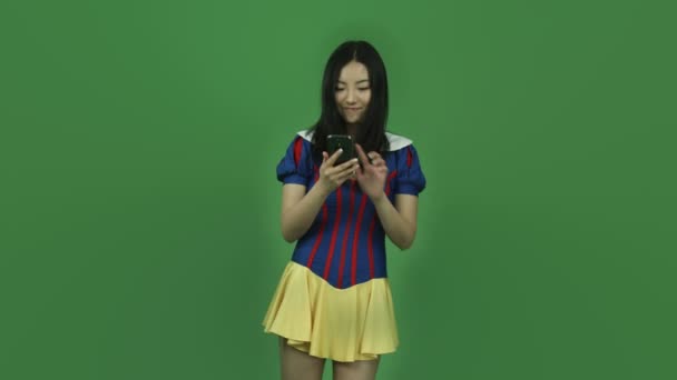 Branca de neve tomando selfie — Vídeo de Stock