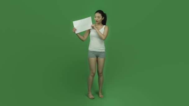 Sporty girl is upset with blank sign — Stock Video