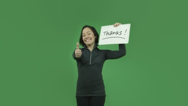 Sportig tjej tacksam med tack skylt — Stockvideo