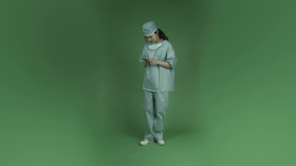 Surgeon typing text message — Stock Video