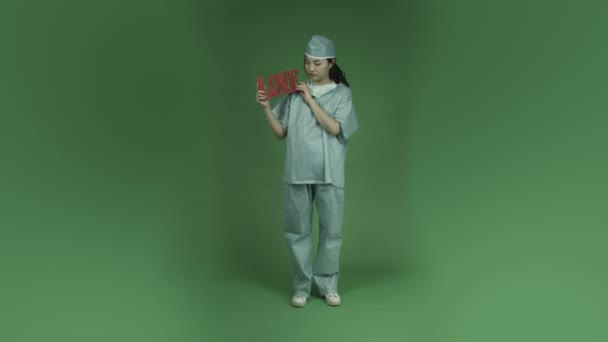 Chirurg triest in liefde romantiek — Stockvideo
