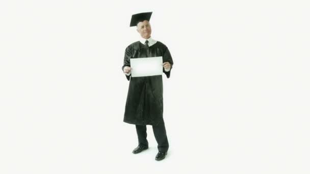 Απόφοιτος άνθρωπος κρατάει πινακίδα κενό — Αρχείο Βίντεο