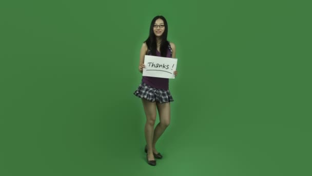 Studentin zeigt Dankesschild — Stockvideo