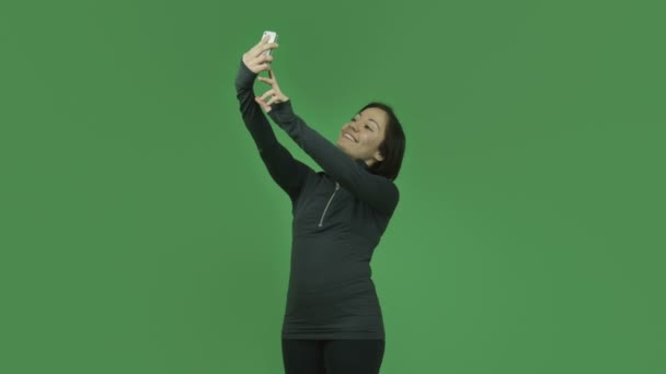 Fille sportive prenant selfie 