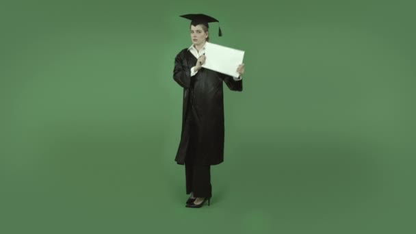 Estudante de graduação com sinal em branco — Vídeo de Stock