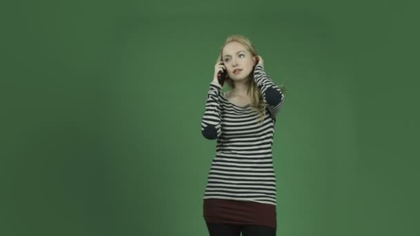 女人说话手机 — 图库视频影像