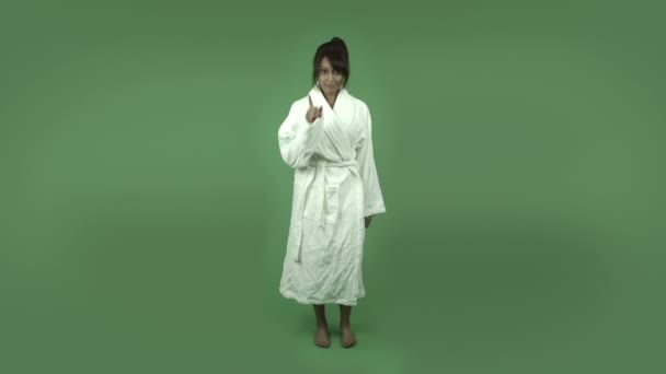 Женщина в халате с позывным — стоковое видео