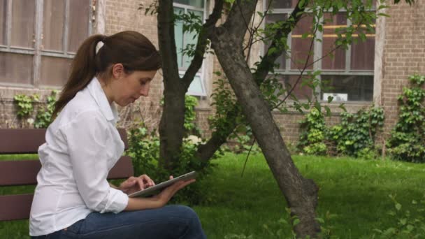 Femme dans la détente du parc — Video