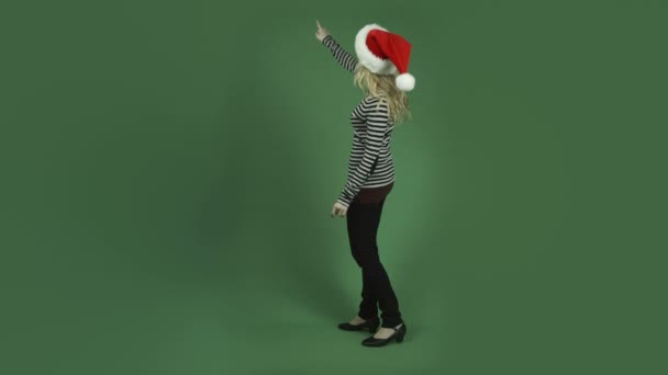 Femme en chapeau de Père Noël pointant — Video