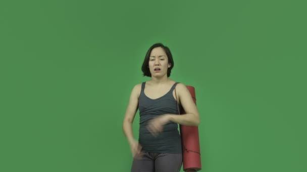 Sportliches Mädchen mit Yogamatte ist verärgert — Stockvideo