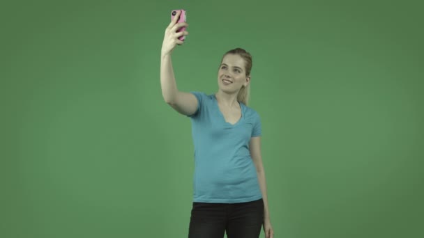 Chica tomando una selfie — Vídeo de stock