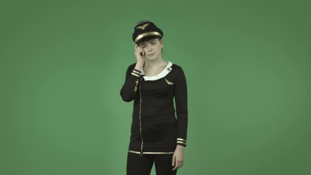 Air hostess thinking and scratching head — Stock Video