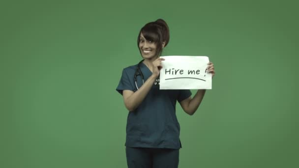 Индийская женщина-врач со знаком "найми меня" — стоковое видео