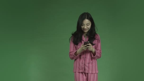 Asian woman in pajamas — Stock Video