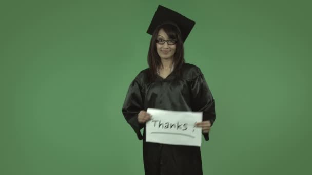 Afgestudeerde student met Bedankt teken — Stockvideo