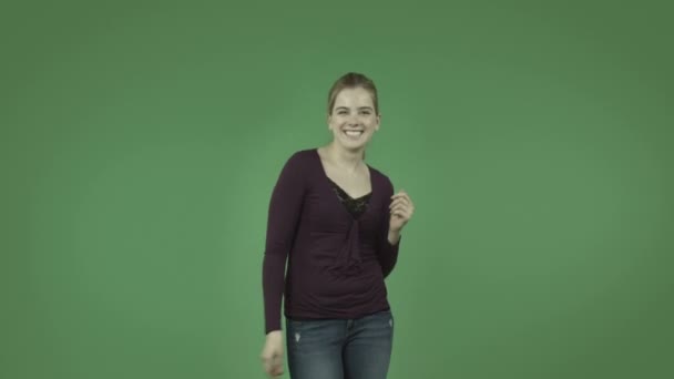 Fille faisant danse heureuse 