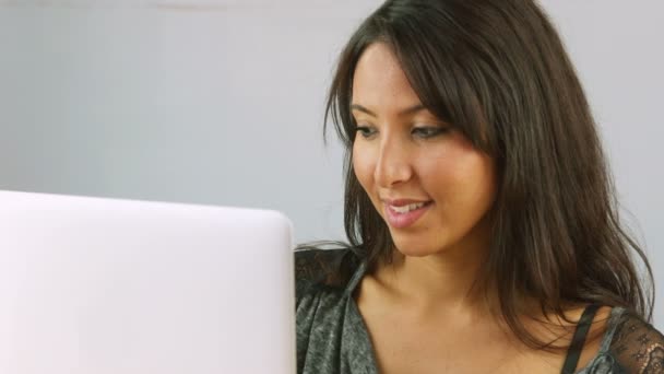 Mujer usando ordenador portátil — Vídeos de Stock