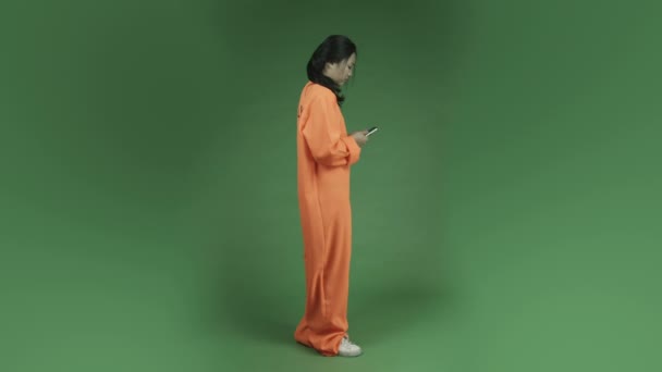 Asian  woman prisoner with cell phone — Stock Video