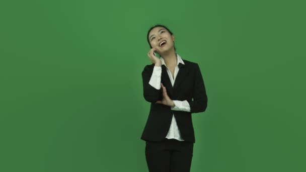 Business woman talking on phone — Stock Video