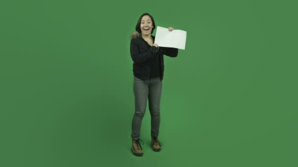 Muchacha sonriente mostrando un signo en blanco — Vídeos de Stock