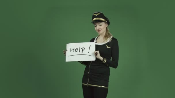 Хозяйка самолета с табличкой помощи — стоковое видео