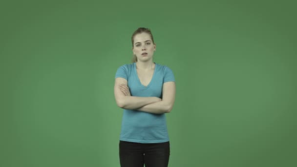 Lány alkalmi ruhák az ideges — Stock videók