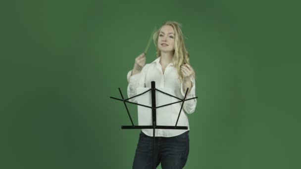 Woman  music conductor — Stock Video