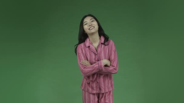 Mulher asiática de pijama — Vídeo de Stock