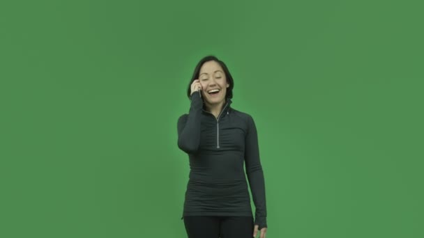 Спортивная девушка разговаривает по мобильному телефону — стоковое видео