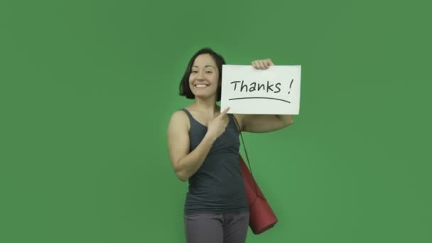 Sportliches Mädchen dankbar mit Dankesschild — Stockvideo