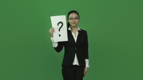 Business woman with question mark sign — Stock Video
