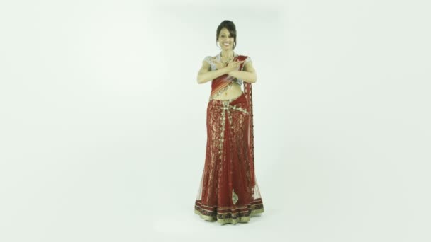 Γυναίκα με ινδική ενδυμασία χορεύει — Αρχείο Βίντεο