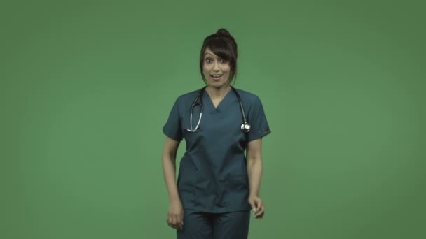 一位女医生快乐跳舞 — 图库视频影像
